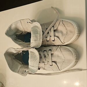 Blowfish Hightop Sneakers size 10 cream color